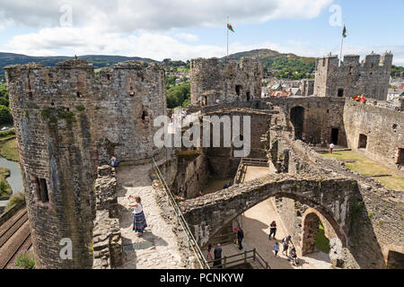 Conwy Castle nel Galles del Nord. Costruito da Edoardo I tra il 1283 e il 1289. Un sito Patrimonio Mondiale dell'UNESCO. Foto Stock