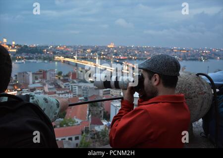 Guardare la gente e scattare foto di Golden Horn al tramonto dalla Torre di Galata, Istanbul Foto Stock