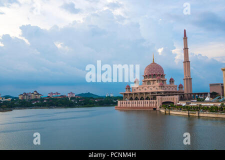 La moschea di Putra situato in Putrajaya, della Malaysia che è fatta di granito rosa, con una cupola di colore rosa che si affaccia sul Lago di Putrajaya Foto Stock