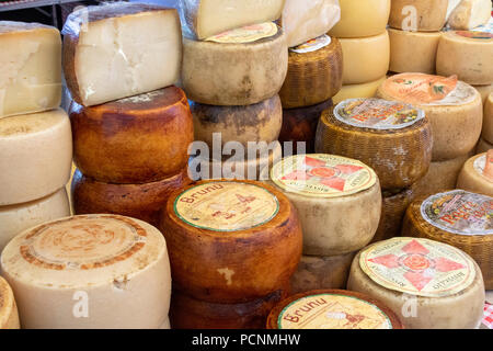 La tradizione locale formaggi sardi visualizzata su un mercato settimanale in stallo, Baia Sardinia, Gallura Sardegna, Italia. Foto Stock