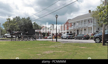 Il pubblico commons in Mesopotamia, Ohio è affiancato dalla fine del Commons General Store, cavallo/buggy e il parcheggio e la Mesopotamia stazione di riempimento. Foto Stock