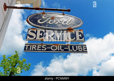 Un vecchio stile autentico segno pende da un garage in Mesopotamia, Ohio annunciando "Ford Servizio Tires-Oil-Lube' Foto Stock