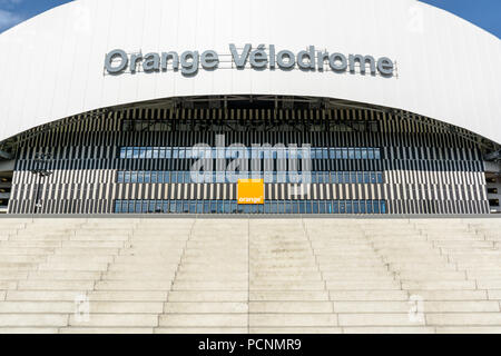 Vista frontale di accesso principale all'Orange Velodrome stadium di Marsiglia, Francia, con la grande scalinata in primo piano. Foto Stock