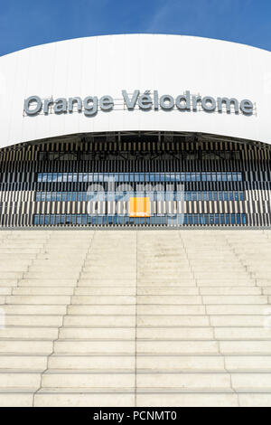 Vista frontale di accesso principale all'Orange Velodrome stadium di Marsiglia, Francia, con la grande scalinata in primo piano. Foto Stock