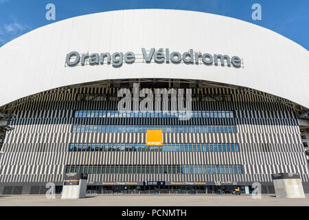 Vista frontale di accesso principale all'Orange Velodrome stadium di Marsiglia, Francia. Foto Stock