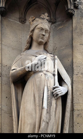 La statua del santo sul portale della Basilica di Santa Clotilde a Parigi, Francia Foto Stock