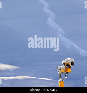 Snowy fuori-pista di pendenza con tracciato da Sci e neve pistola nel sole di mattina presto. Montagne del Caucaso in inverno, Shahdagh, Azerbaigian. Foto Piazza. Foto Stock