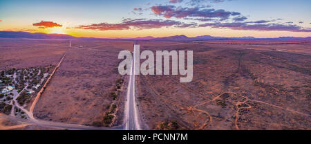 Vaste pianure di terra sterile in Sud Australia al tramonto - panorama dell'antenna Foto Stock