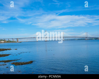 Vista la Queensferry ponti sul Firth of Forth, Edimburgo, Scozia, Regno Unito. Foto Stock