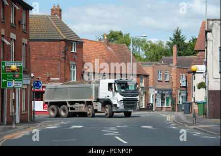 HGV negoziando una mini rotonda in Westbury, Wiltshire, Regno Unito. Foto Stock