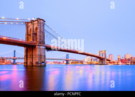 Il Ponte di Brooklyn a New York City il crepuscolo Foto Stock
