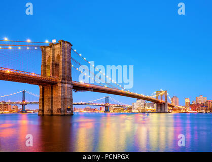 Il Ponte di Brooklyn a New York City il crepuscolo Foto Stock