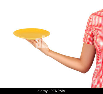 Cafe lavoratore punti alla fotocamera con un vuoto di round piastra gialla davanti a lui. vista in prospettiva il modello per il tuo design. isolato su bianco backgr Foto Stock