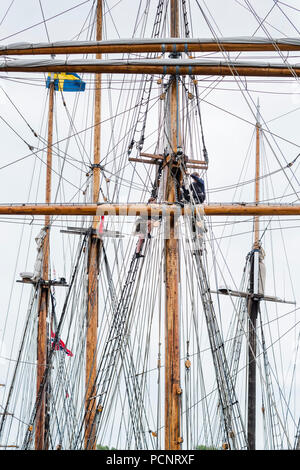 I marinai lavorando su un armamento di una nave a vela in porto durante il 2018 Tall Ships Race Foto Stock