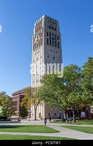 ANN Arbor, MI/USA - Ottobre 20, 2017: Burton Memorial torre sul campus dell'Università del Michigan. Foto Stock