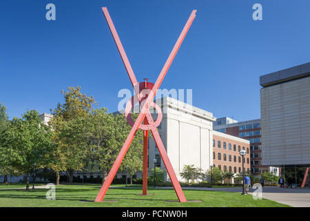 ANN Arbor, MI/USA - Ottobre 20, 2017: Orion scultura di Mark di Suvero sul campus dell'Università del Michigan. Foto Stock