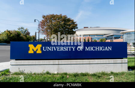 ANN Arbor, MI/USA - Ottobre 20, 2017: ingresso segno al campus dell'Università del Michigan. Foto Stock