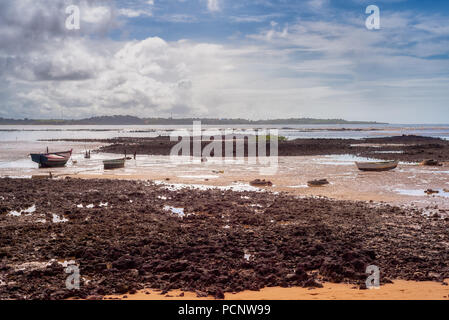 Barche a terra in bassa marea in Nova Almeida, Espirito Santo, Brasile. Foto Stock