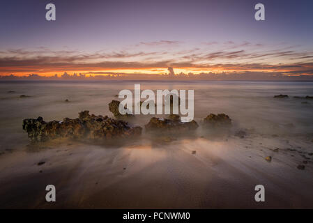 Sunrise relax in spiaggia in Nova Almeida, Espirito Santo, Brasile. Foto Stock