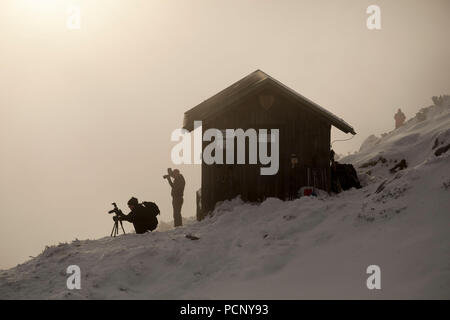 Fotografi per la Benediktenwand nella parte anteriore del bivacco Baita in inverno, Alpi Bavaresi, Alta Baviera, Baviera, Germania Foto Stock