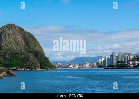 Ingresso della bay nel centro di Vitoria, Espirito Santo, Brasile, con la montagna Penedo. Foto Stock