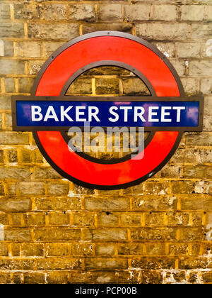 Segno del tubo con l'etichetta di Baker Street, presso la stazione della metropolitana con lo stesso nome su un muro di mattoni Foto Stock