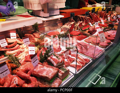 Le carni fresche e i prodotti di salsiccia Foto Stock