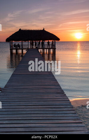 Caraibi Cuba Cayo Santa Maria, jetty e rifugi, tramonto, mare Foto Stock