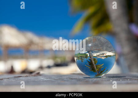 Caraibi Cuba Cayo Santa Maria e spiaggia caraibica con palme nella sfera di vetro Foto Stock