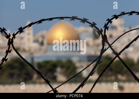 Israele, Gerusalemme, vista della Cupola della roccia proveniente dal Monte degli Ulivi attraverso il filo spinato Foto Stock