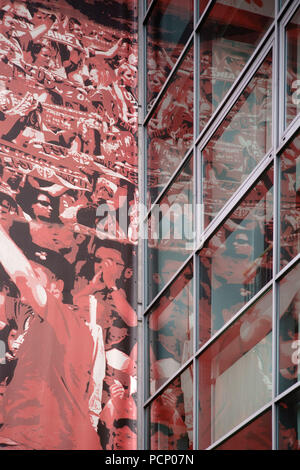 Una sezione della facciata di vetro e il bordo del tetto del Bruchwegstadium in Mainz con immagini di allietare gli appassionati della 1. FSV Mainz 05. Foto Stock