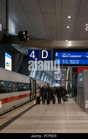 Il treno a lunga percorrenza è in piedi alla fermata 'Frankfurt am Main Flughafen'. Foto Stock