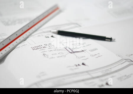 Close-up di un disegno di costruzione con un righello e una matita Foto Stock