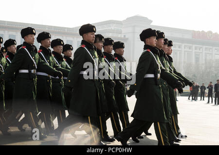 I soldati del le guardie cinesi in piazza Tiananmen Foto Stock