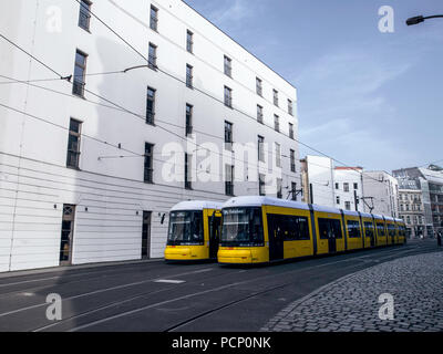 Tram all'Hackescher Markt di Berlino Foto Stock