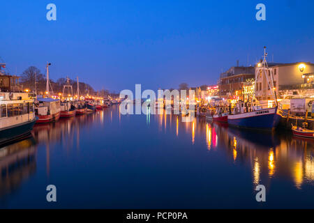 Vecchia corrente di acqua a Warnemünde al blue ora Foto Stock