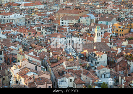 Vista in elevazione dei tetti di Venezia prima del tramonto in estate, Italia Foto Stock
