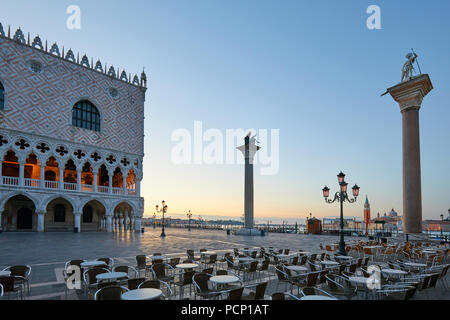 Piazza San Marco vuote con tavoli sul marciapiede, nessuno all'alba a Venezia, Italia Foto Stock