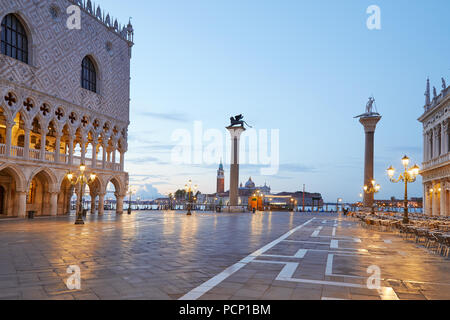 Piazza San Marco è accesa, nessuno la mattina presto a Venezia, Italia Foto Stock