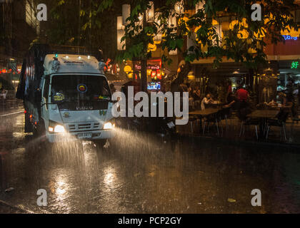 Rambuttri Road, accanto alla famosa Khao San Road di Bangkok durante la stagione delle piogge. Foto Stock
