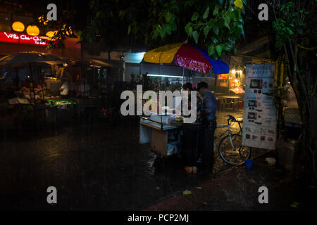 Rambuttri Road, accanto alla famosa Khao San Road di Bangkok durante la stagione delle piogge. Foto Stock