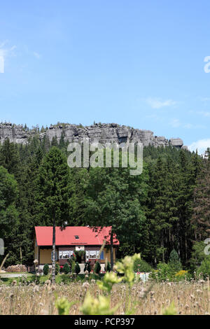 Tabella montagne o Stołowe Montagne (ex Heuscheuergebirge) mountain range in Stołowe Mountains National Park, karlow (ex karlsberg), Polonia Foto Stock