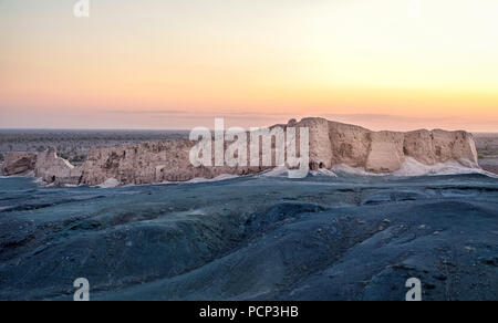 Parete di Djanpik Qala: 9-10secolo Khorezm fotress sul tramonto, regione di Karakalpakstan, Uzbekistan Foto Stock