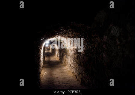 Dark scarry tunnel con poche luci sotto il castello. Foto Stock