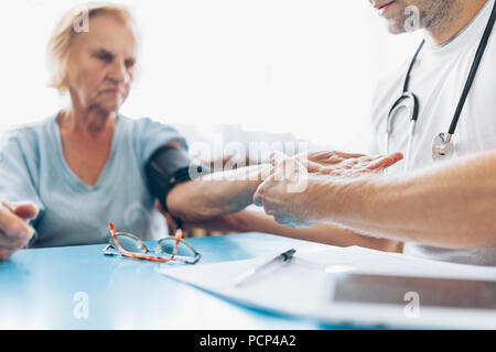 Senior donna durante un esame medico con il suo medico di base Foto Stock