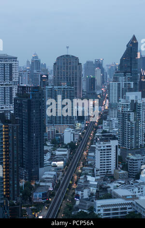 Marriott ottava skybar e vista lungo Sukhumvit Rd, Bangkok. Foto Stock