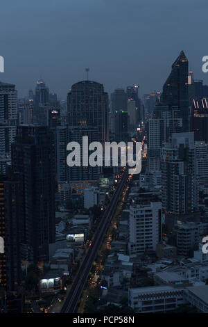 Marriott ottava skybar e vista lungo Sukhumvit Rd, Bangkok. Foto Stock