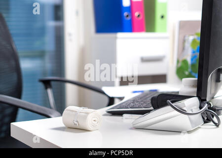 Medico tavolo, scrivania e workstation. Ufficio vuoto in ospedale, sala di emergenza o centro sanitario. Apparecchi e strumenti medici. Foto Stock