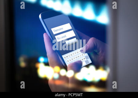 Login con smartphone al conto bancario in linea o informazioni personali su internet di notte. Le mani la digitazione e immissione di nome utente e password in un app. Foto Stock