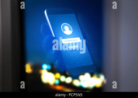 Il furto di identità e sicurezza informatica. Mobile di hacker e criminali login per persone Conto personale online, informazioni e dati con lo smartphone. Foto Stock